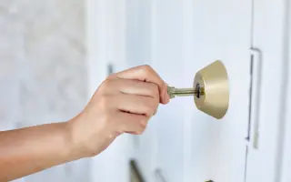 cerrajero abriendo cerradura de seguridad con llave multipunto