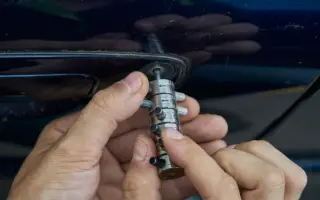 Cerrajero abriendo un veh&iacute;culo en Envigado 