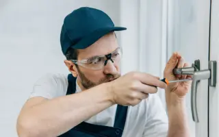 Cerrajero realizando servicio a Domicilio en Envigado