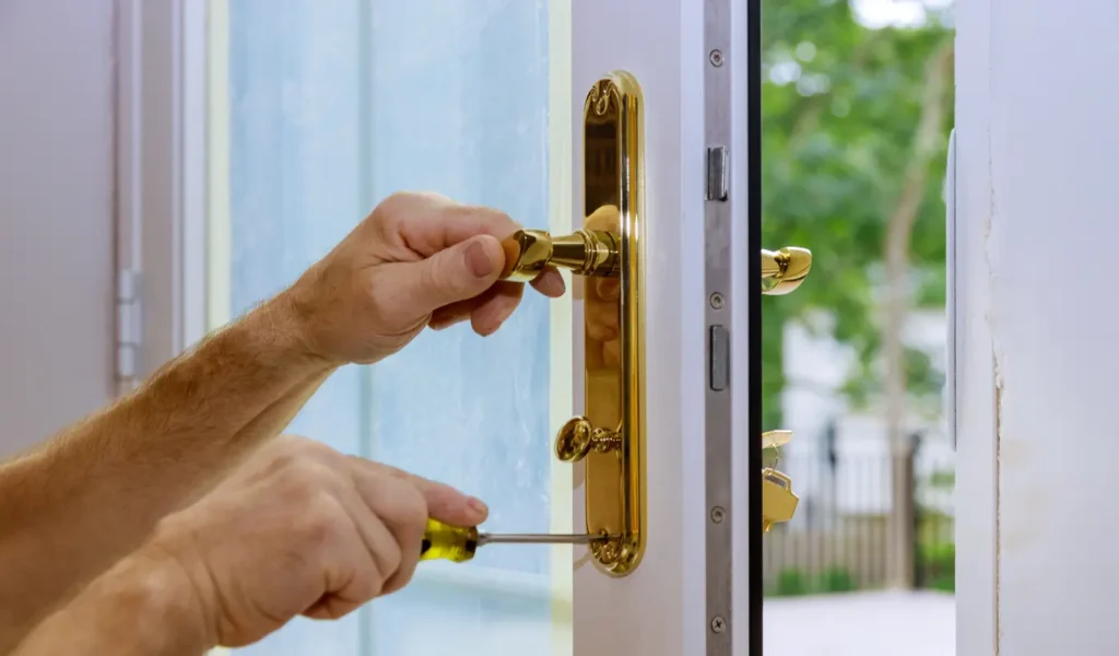 cerrajero en Envigado realizando apertura de puerta