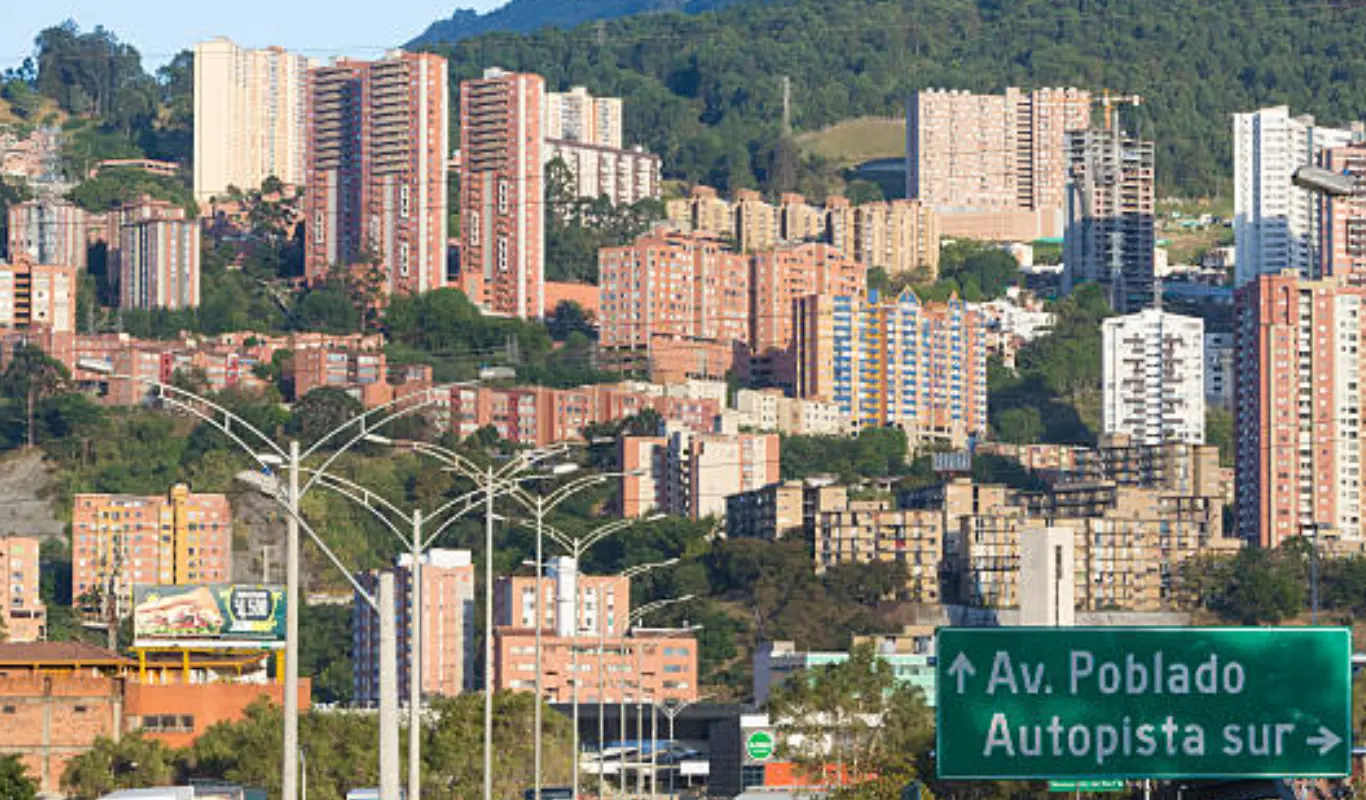 Apertura de puerta urgente en El Poblado por cerrajero 24h