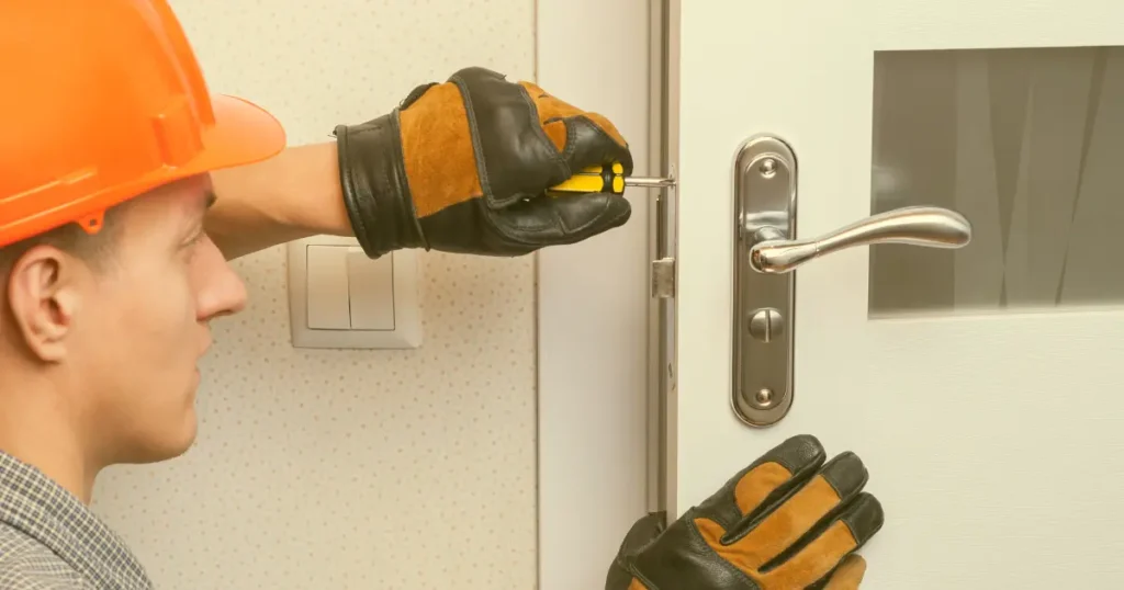 Cerrajero 24 horas en Envigado abriendo puerta con herramientas profesionales