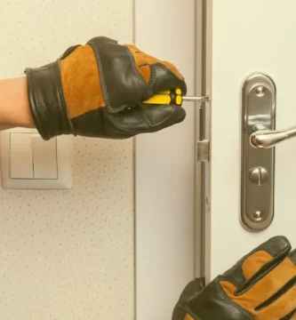 Cerrajero 24 horas en Envigado abriendo puerta con herramientas profesionales