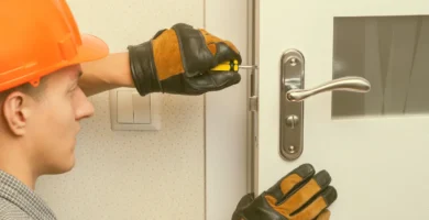 Cerrajero 24 horas en Envigado abriendo puerta con herramientas profesionales
