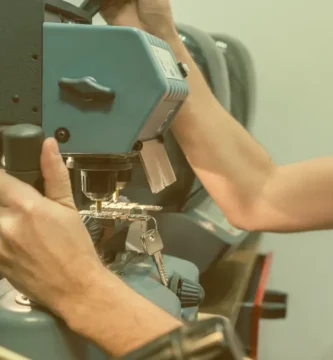 Cerrajero duplicando llave en Colombia con servicio 24 horas