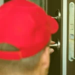 hef latina sonriente frente a cámara, señalando hacia abajo como si invitara a seguirla, fondo de cocina moderna, luz cálida, ambiente acogedor, realismo fotográfico.