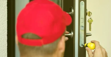 hef latina sonriente frente a cámara, señalando hacia abajo como si invitara a seguirla, fondo de cocina moderna, luz cálida, ambiente acogedor, realismo fotográfico.