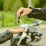 Cerrajero de Envigado entregando una copia de llave de motocicleta