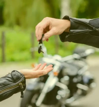 Cerrajero de Envigado entregando una copia de llave de motocicleta