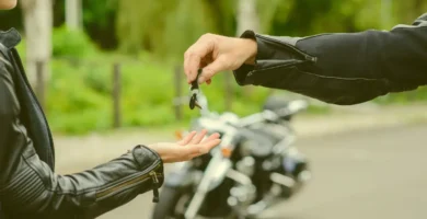 Cerrajero de Envigado entregando una copia de llave de motocicleta