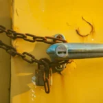 cerrajero cambiando cerradura en Colombia precio real