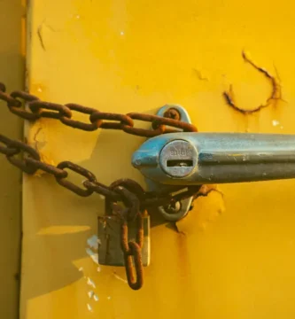 cerrajero cambiando cerradura en Colombia precio real