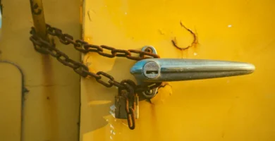 cerrajero cambiando cerradura en Colombia precio real