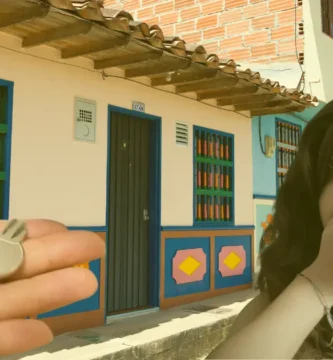 persona asustada por que se partió la llave de una puerta