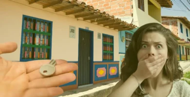 persona asustada por que se partió la llave de una puerta