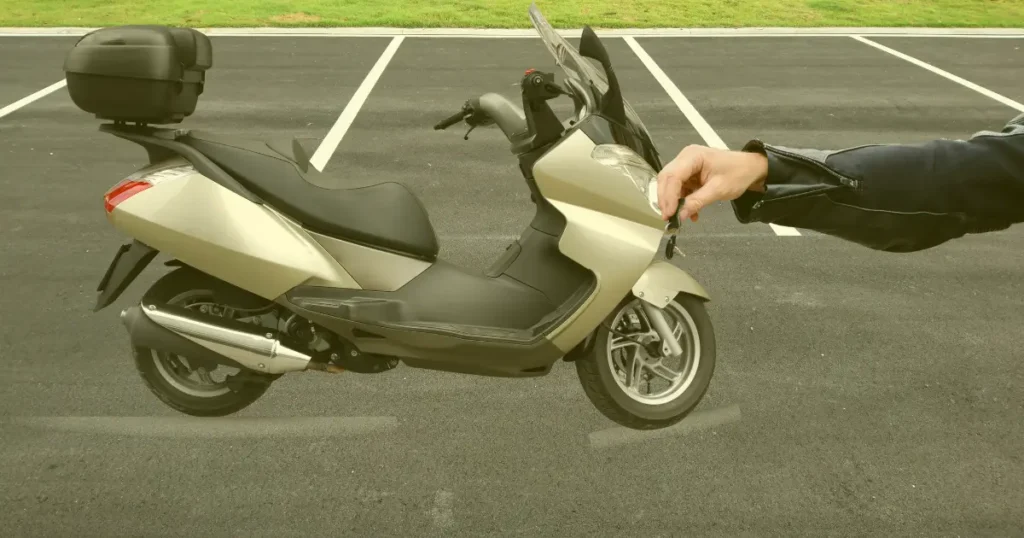 cerrajero haciendo copia de llave de moto precio 2025