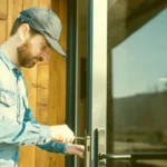 reforzar seguridad puerta principal en Colombia con cerradura y marco seguro