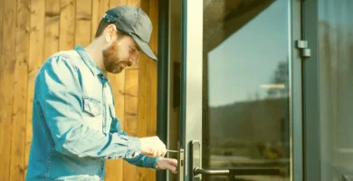 reforzar seguridad puerta principal en Colombia con cerradura y marco seguro
