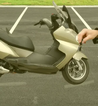 cerrajero haciendo copia de llave de moto precio 2025