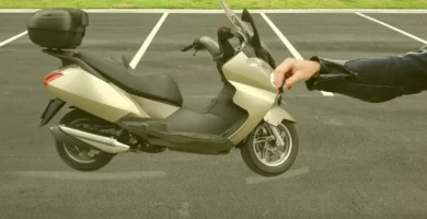 cerrajero haciendo copia de llave de moto precio 2025