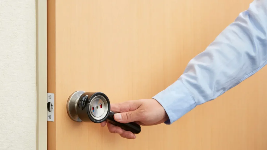 Cerrajero profesional cambiando cerradura al mudarse en vivienda nueva