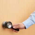 Cerrajero profesional cambiando cerradura al mudarse en vivienda nueva