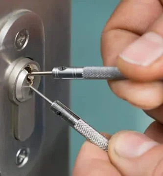 Cómo evitar el ganzuado en puertas con cerraduras de alta seguridad en el hogar